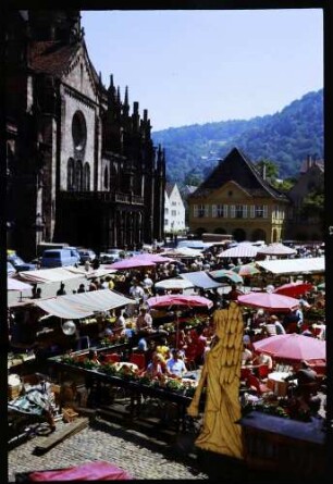 Freiburg: Ausblick aus Restaurant Engel auf Markt und Münster