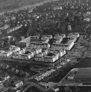 Dresden-Laubegast. Wohngebiet "Solitude", Azaleenweg, Steirische Straße, Tauernstraße und Mitteltännicht (1991/1996). Luftbildschrägaufnahme von Westen