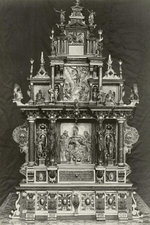 Altarpositiv mit Schreibpult. Entwurf 1581, Fertigstellung 1584 (Kriegsverlust)