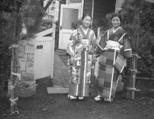 Doppelbildnis zweier junger Japanerinnen (Fuko-san und Shize-san) : Doppelbildnis zweier junger Japanerinnen (Fuko-san und Shize-san) am Eingangtor zu einem Wohnhaus (Japanisches Haus mit europäischem Anbau)