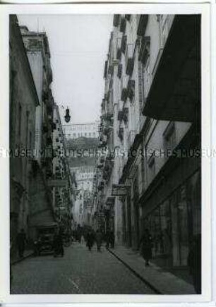 Enge Geschäftsstraße, Neapel, Italien