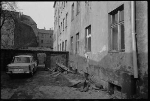Hinterhof Tristesse, Berlin Schöneweide, Bild 2. SW-Foto, 1984 © Kurt Schwarz.