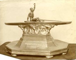 Ehrenherausforderungspreis für den sächsischen Achter (Pokal) : Ehrenherausforderungspreis für den sächsischen Achter (Pokal). Metall (1911; C. Brose)