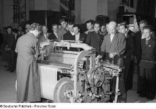 Vorstellung einer Textilmaschine der sowjetischen Sektion auf der Leipziger Herbstmesse 1954