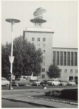 Berlin-Tempelhof. Flughafen, Blick zur Eingangshalle