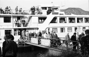 Boppard: M.S. Prinses Margriet, seitlich beim Anlegen, mit Publikum auf Landesteg