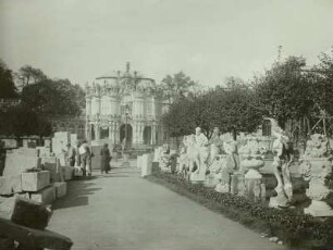 Dresden, Zwinger, Restaurierung. Figuren und Vasen im Zwingerhof
