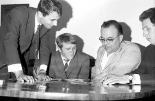 Freiburg: drei rumänische Nationalpreisträger; Gruppe alle drei [Nicolae Manolescu, Marin Sorescu, Ioan Alexander] mit Prof. Miron