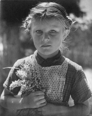 Kinderporträt : Porträt eines Mädchens mit Blumenstrauß