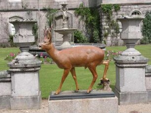 Tierskulptur am Balmoral Castle, der schottischen Sommerresidenz der englischen Königin