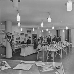Haus des Buches, polnische Ausstellung : Bautzen. Haus des Buches, Karl-Marx-Straße. Verkaufsausstellung der Volksrepublik Polen vom 01.11.-05.11.1965. Blick in den Verkaufsraum