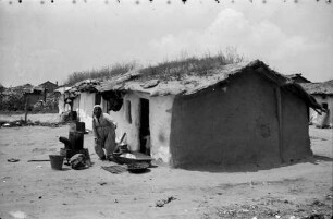 Varna: türkisches Haus mit Frau davor