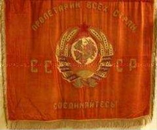 Sowjetische Freundschaftsfahne für eine Metallarbeiterdelegation aus Westfalen