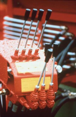 Fotografie: Fütterungstechnik, Ein- und Auslagerungstechnik, Siloblockschneider, Arbeitsplatz, Bedienelement, Hydraulik