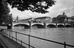 Basel: Mittlere Rheinbrücke von der Rheinpromenade