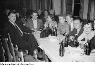 Gäste, am Tisch sitzend