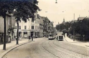 Dresden-Weißer Hirsch. Bautzner Landstraße mit Straßenbahn (Linie 11). Blick mit der Einmündung Rißweg nach Nordwest