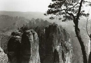 Sächsische Schweiz, Rathener Gebiet. Blick von der Bastei über den Sieberturm mit Steinschleuder nach Osten zur Waitzdorfer Höhe