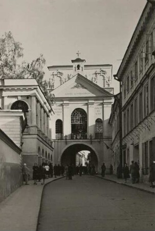 Vilnius. Tor der Morgenröte - Ostra Brama (Marientor). Außenansicht von Nord. Kapelle über dem Tor beherbergt Ikone der Barmherzigen Muttergottes