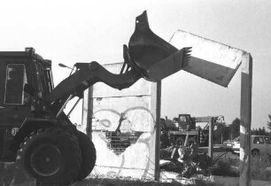 Abriss der Betonplattenmauer in der Falkenseer Chaussee/Spandauer Straße