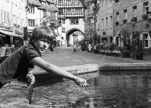 Freiburg im Breisgau: Brunnen in Oberlinden, mit Schwabentor im Hintergrund