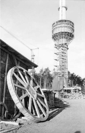 Bau des Atomreaktors bei Leopoldshafen.