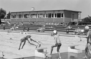 Badebetrieb im Turmbergbad