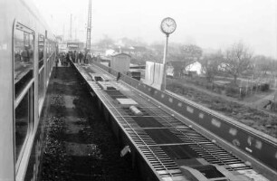 Freiburg: Güterbahnhof; Die rollende Landstraße; Lastwagen fahren auf; vom Zug aus