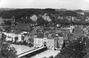Wasserburg am Inn. Stadtansicht mit Jakobskirche, Brucktor und Frauenkirche. Blick über den Inn mit Brücke nach Nordnordwesten
