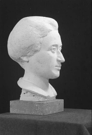 Modell zur Büste von Rosa Luxemburg : Modell zur Büste von Rosa Luxemburg. Gips (vor 1957; W. Arnold)