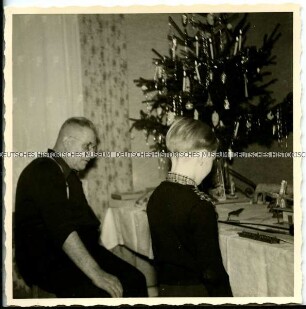 Großvater und Enkel am weihnachtlichen Gabentisch