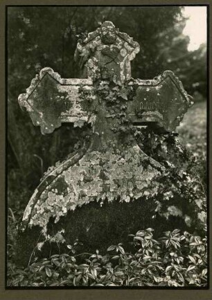 Friedhof. Grabkreuz 18. Jh