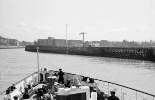 Dieppe: Hafeneinfahrt mit Schiff im Vordergrund