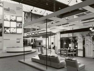 Raumaufnahme mit Werbeträger von "VMI-Möbel" und Ausstellungskoje mit Wohnzimmermöbeln