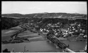Sächsische Schweiz. Wendischfähre. Blick über die Elbe mit Lachsbachmündung sowie Straßen- und Eisenbahnbrücke (Carola-Brücke) nach Norden gegen Brand und Ochelwände