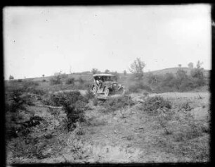 Auf der Fahrt nach Tirana, im Wagen Fr. Dora Zantner-Busch, Albanien, 1930