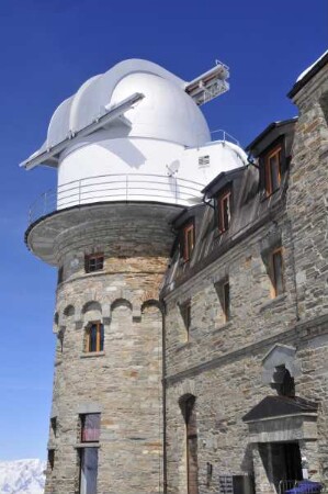 Zermatt - Observatorium auf dem Gornergrat : Blick auf einen der beiden Observatoriumstürme auf dem 3089 m hohen Gornergrat, aufgenommen am 17. Mai 2010 bei Zermatt
