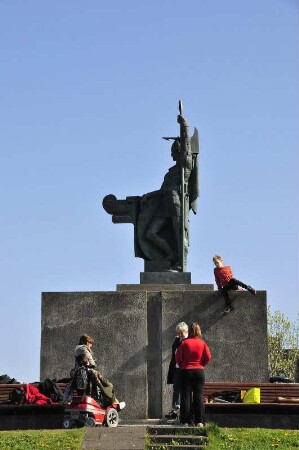 Denkmal für Ingólfur Arnarson in Reykjavik : Islands erstem ständigen Siedler Ingólfur Arnarson ist auf einem Hügel im Zentrum der Hauptstadt Reykjavik dieses Denkmal gesetzt worden. Aufgenommen am 29. Mai 2012