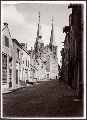 Deventer, Niederlande. Bergkirche mit Doppelturm