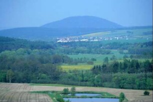 Ortsansicht von Gartenanlage Gehren-Langewiesen aus, hinten der Singer Berg