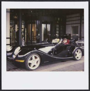 Wolfram Siebeck im Morgan vor dem Eingang des Hotels Victoria-Jungfrau in Interlaken