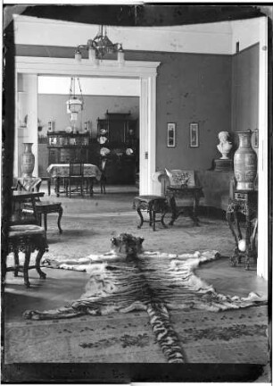 Wohnung der Familie Knochenhauer, Blick aus einem Salon durch die Schiebetür in ein Nachbarzimmer (Speisezimmer?) : Kattowitz, Friedensstraße 2. Wohnung der Familie Knochenhauer, Blick aus einem Salon durch die Schiebetür in ein Nachbarzimmer (Speiseraum?)