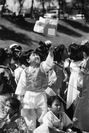 Seoul, Süd-Korea 1988, vor der Olympiade üben kleine Kinder in Nationaltracht ihre Teilnahme an der Eröffnungszeremonie