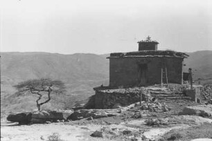 Koptenkirche : Felsige Berglandschaft mit einem Gebäude