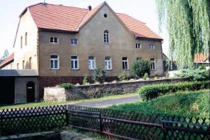 Wohnhaus mit großem Zwerchgiebel