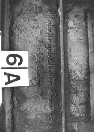 Grabstein 6 (Index: 100105941) Material: Sandstein Zustand: leicht verwittert Maße HxBxT: 134x50x20 cm Beschreibung: rechteckige Stele, getreppter Sockel, Schriftfeld eingetieft mit Spitzbogenabschluß Symbolik: Maßwerk: Grabstein 6A