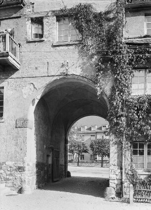 Am Markt : Dresden-Hellerau. Wohn- und Geschäftshaus, Rückseite mit Torweg. Durchblick zum Markt