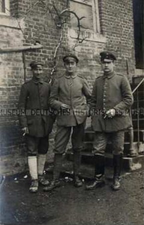 Drei Soldaten vor Hauseingang