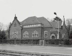 Pirna, Ehemalige Rote Kaserne : Pirna. Ehemalige Rote Kaserne (Wohnhaus). Rottwerndorfer Straße 46. Um 1905. Straßenansicht