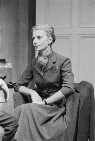 Szenenbilder aus "Am Ende der Nacht" von H. Hauser, Regie M. Richter, mit H. P. Minetti, Ch. Gottschalk, K. Conradi u.a., Kammerspiele (Deutsches Theater) Berlin, 1956